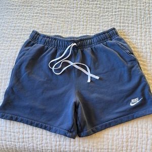 Nike shorts size L